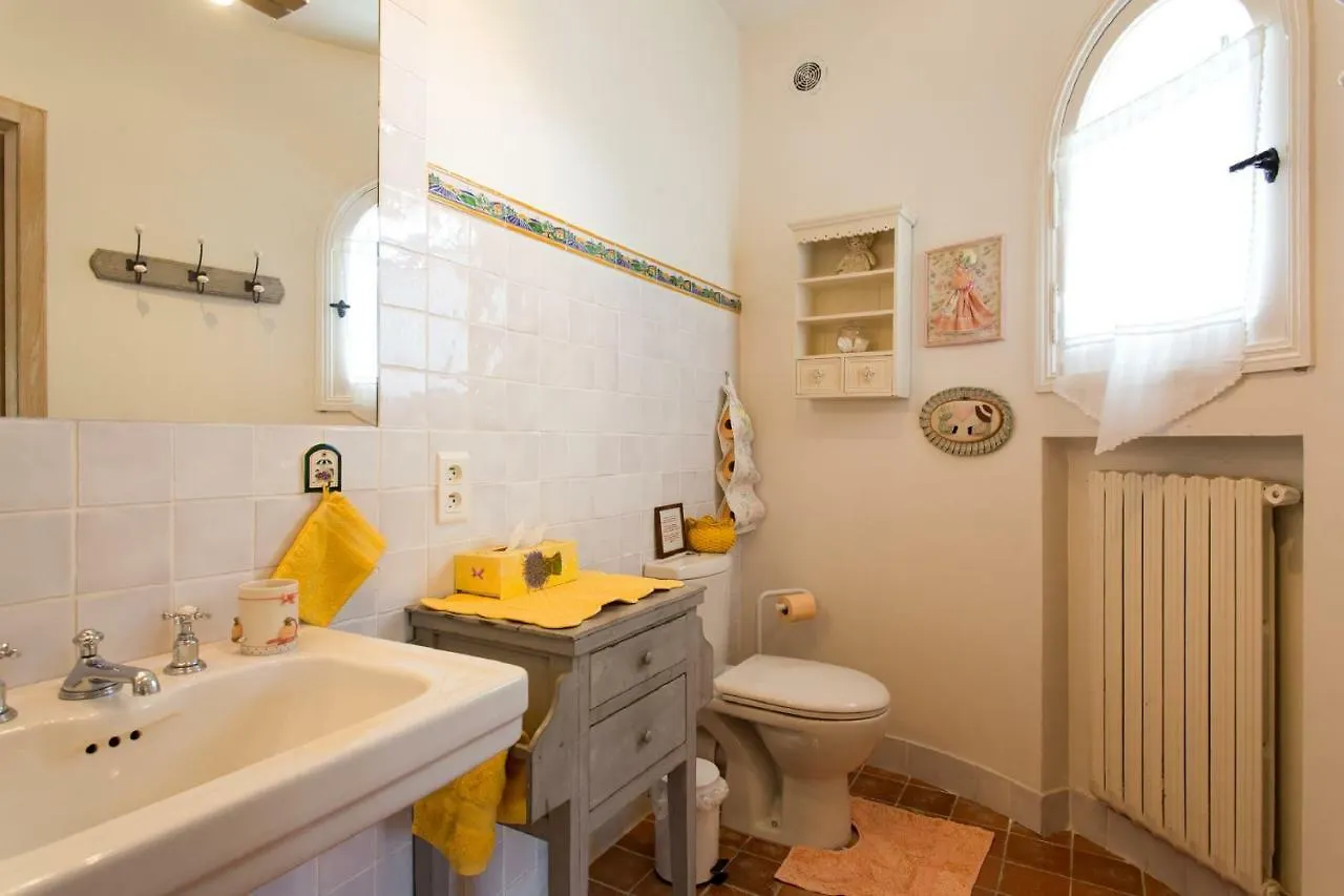 Mas Du Roc Bed & Breakfast Grasse 4*,  France